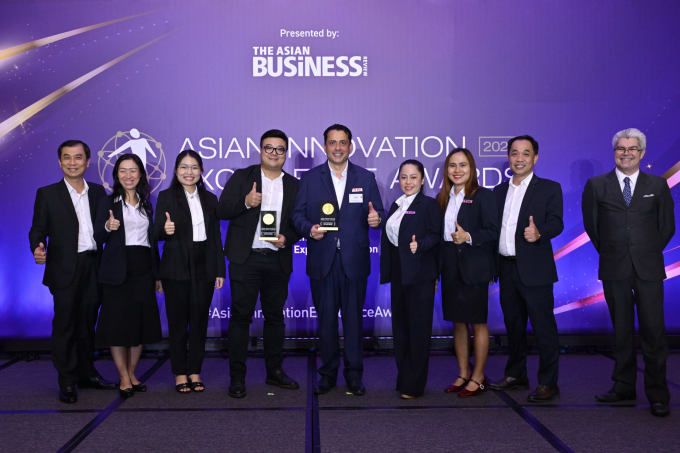 Nguyễn Kim tự hào nhận cú đúp giải thưởng đổi mới sáng tạo.