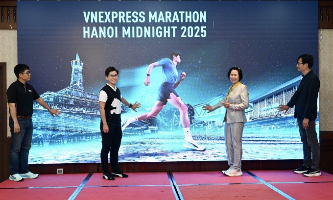 Ban tổ chức thực hiện nghi thức kick-off giải đấu. Ảnh: Giang Huy