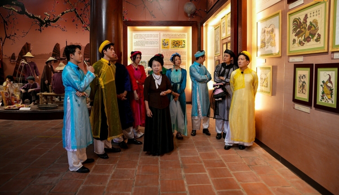 Thành viên chương trình được tìm hiểu về văn hóa truyền thống. Ảnh: BTC