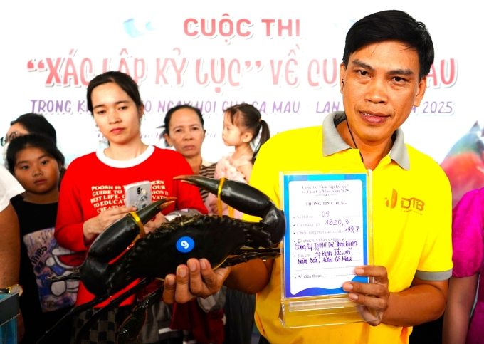 Con cua càng sen thắng giải nhất nhận được sự quan tâm từ nhiều du khách. Ảnh: Chúc Ly