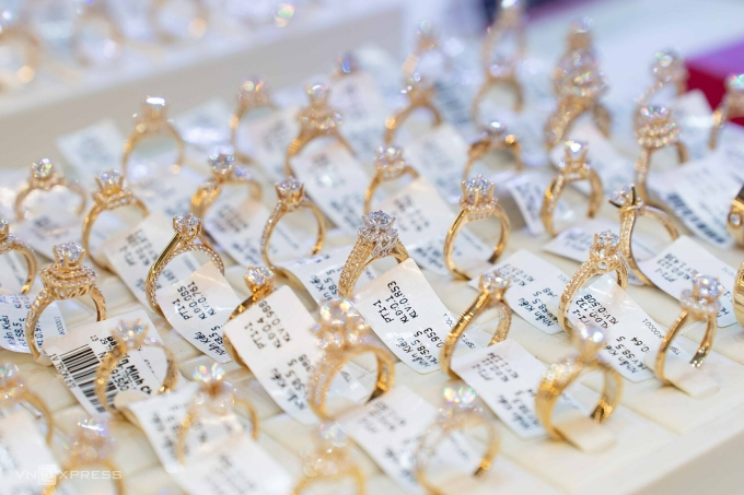 Vàng trang sức trưng bày tại cửa hàng. Ảnh: Hoàng Giang