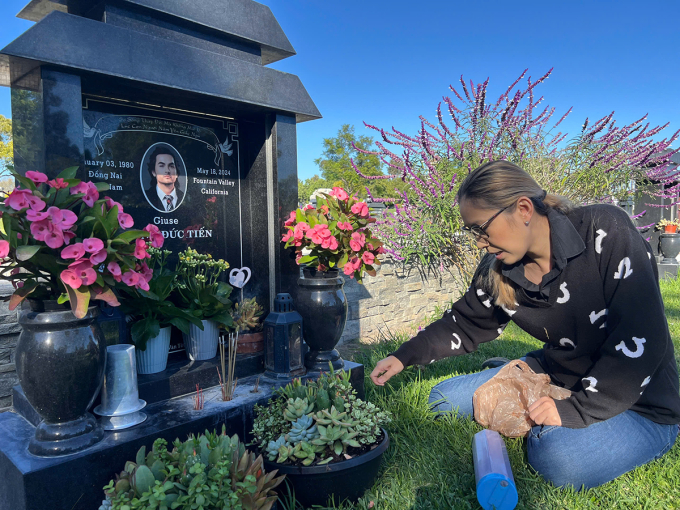 Vài tuần, Bình Phương đưa con gái đến viếng mộ Đức Tiến. Ảnh: Tâm Giao