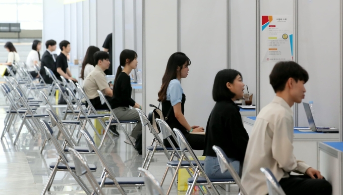 Người tìm việc tại sự kiện tư vấn tuyển dụng của các công ty ở Gwangju, tây nam Hàn Quốc ngày 15/7. Ảnh: Chosun Daily