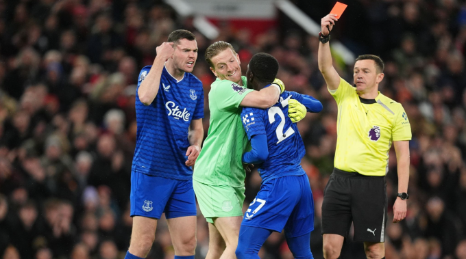 Jordan Pickford phải can thiệp, kéo đồng đội ra xa. Ảnh: Sky Sports