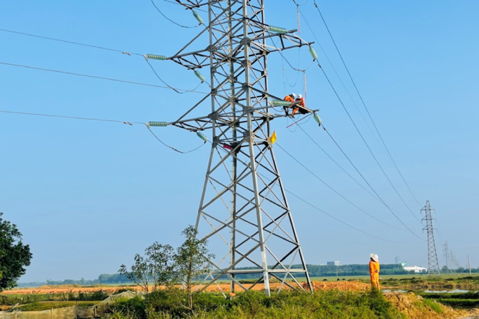 Lưới điện được nâng cấp, sửa chữa sau bão. Ảnh: EVNNPC