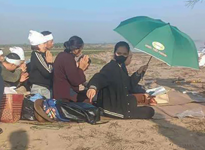 Người thân của Nhi tập trung bên bờ sông ở xã Đức Hợp, Hưng Yên, ngay sau khi được công an thông báo phát hiện một thi thể nữ bị trói tay, bỏ trong túi nylon thả trôi sông. Ảnh: Gia đình cung cấp