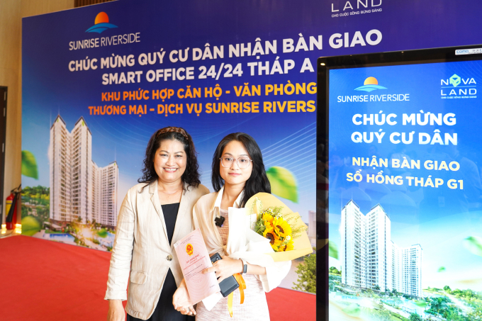 Cư dân Sunrise Riverside nhận bàn giao sổ hồng. Ảnh: Novaland