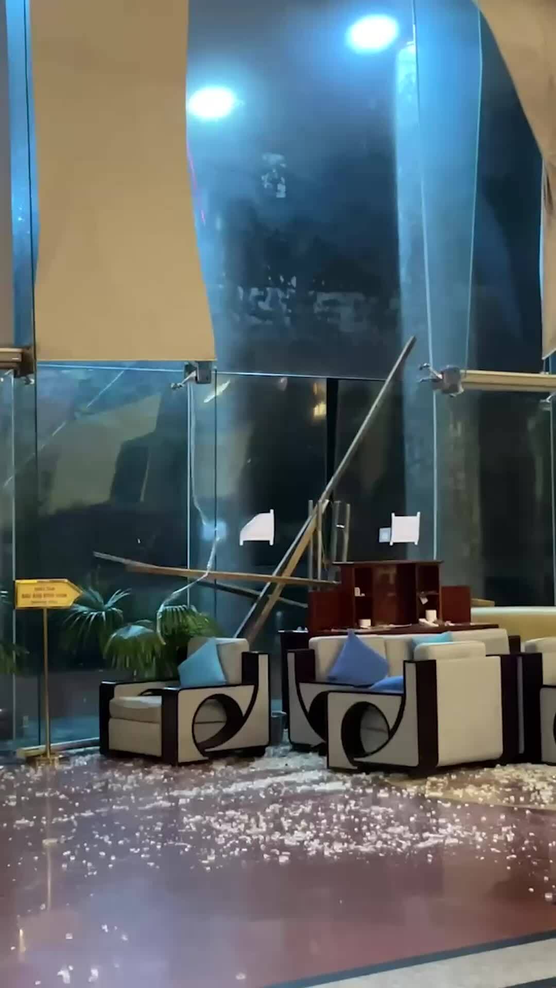 Gió giật khiến kính cường lực vỡ tung tại khách sạn ven biển Quy Nhơ