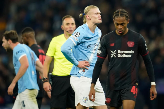 Erling Haaland phản ứng sau khi lỡ cơ hội. Ảnh: AP