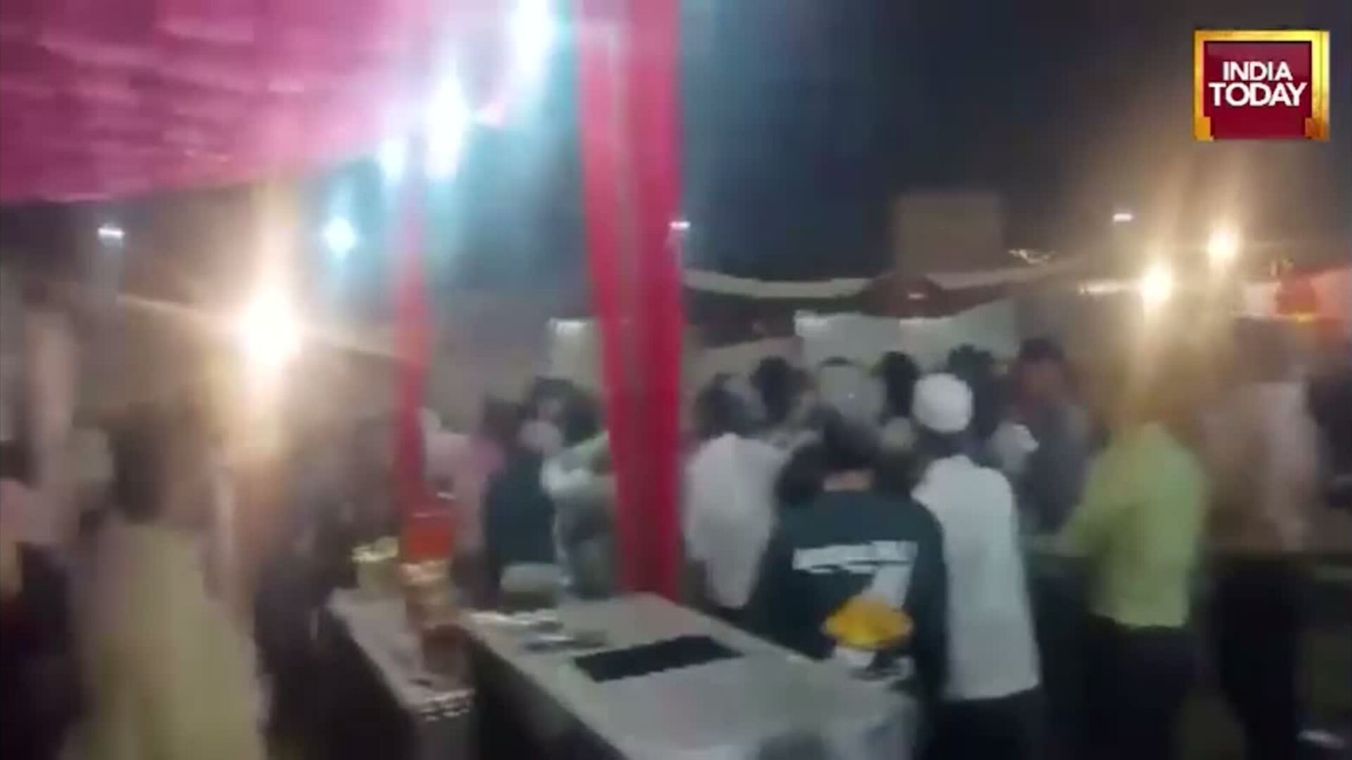 Hai họ ẩu đả vì chia gà rán không đều trong đám cưới