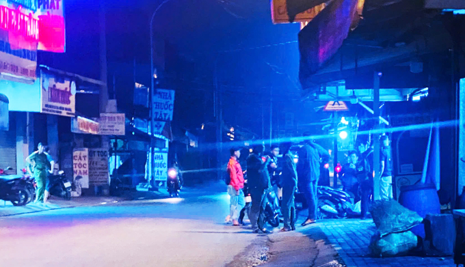 Cơ quan điều tra lấy lời khai nhiều người dân xung quanh. Ảnh: Nhật Vy