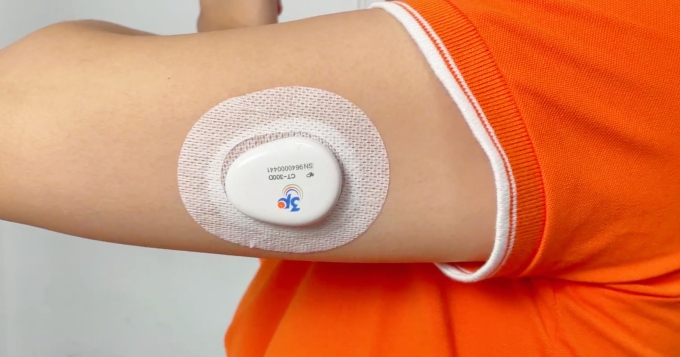 Miếng dán tăng cường được sử dụng cùng cảm biến trên da. Ảnh: FPT