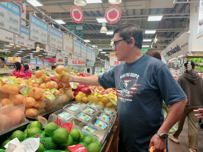 Khách mua hàng tại siêu thị Emart, phường An Nhơn (TP HCM). Ảnh: Thi Hà