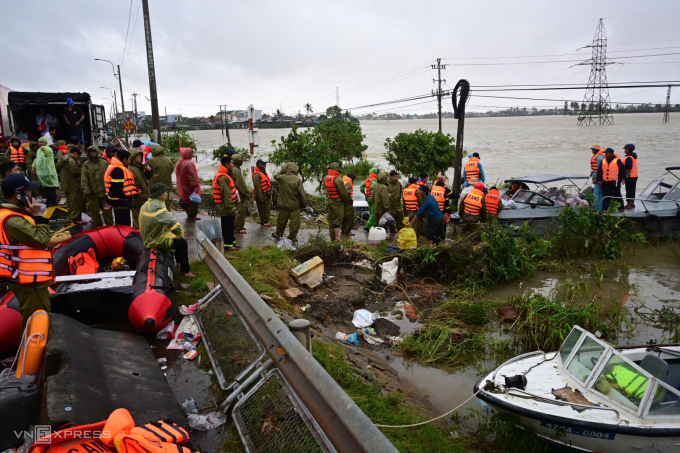 Cứu trợ người dân trong lũ ở xã Hoà Xuân. Ảnh: Thanh Tùng