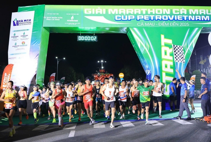 Hơn 6.000 vận động viên xuất phát từ Quảng trường Hùng Vương. Ảnh: PVCFC