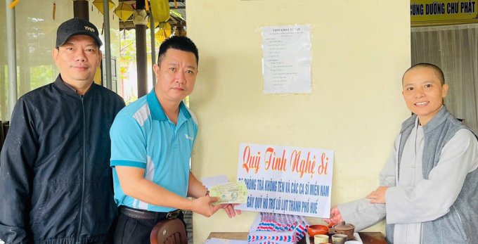 Nhóm tình nguyện viên thay mặt Đàm Vĩnh Hưng hỗ trợ tiền cho bà con ở Huế. Ảnh: Nhân vật cung cấp