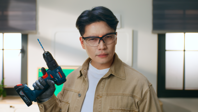 Huy Trần sử dụng máy khoan Bosch sửa chữa nhà cửa. Ảnh: Bosch