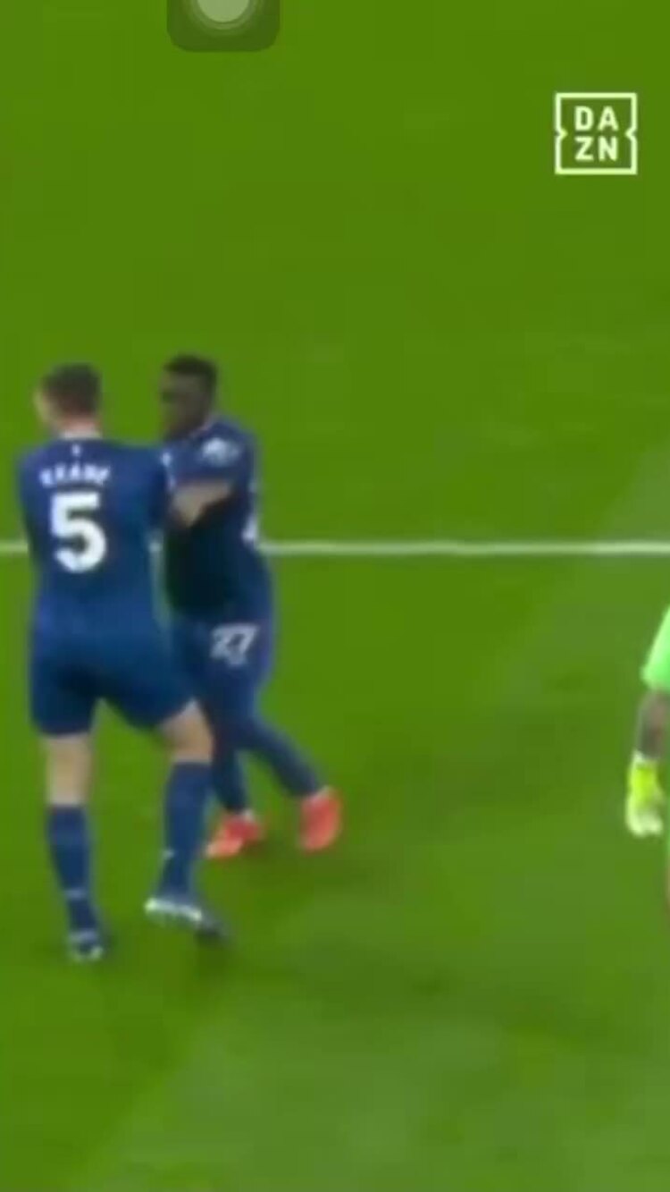 Idrissa Gueye bị đuổi khỏi trận gặp Man Utd vì tát đồng đội