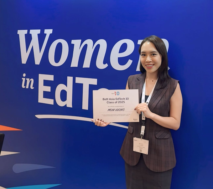 Moni Vương chụp ảnh cùng giấy chứng nhận. Ảnh: PTE Magic