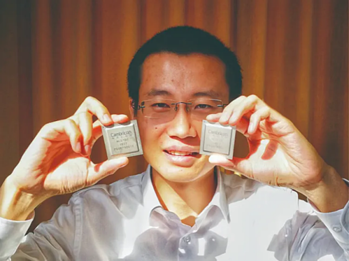 Tianshi cùng với hai mẫu chip do công ty Cambricon sản xuất. Ảnh: Caixin