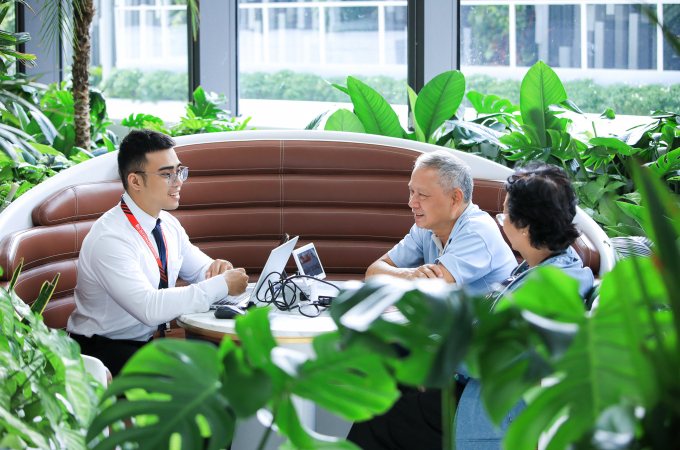 Nhân viên ngân hàng đang tư vấn sản phẩm bảo hiểm cho khách hàng. Ảnh: Techcombank