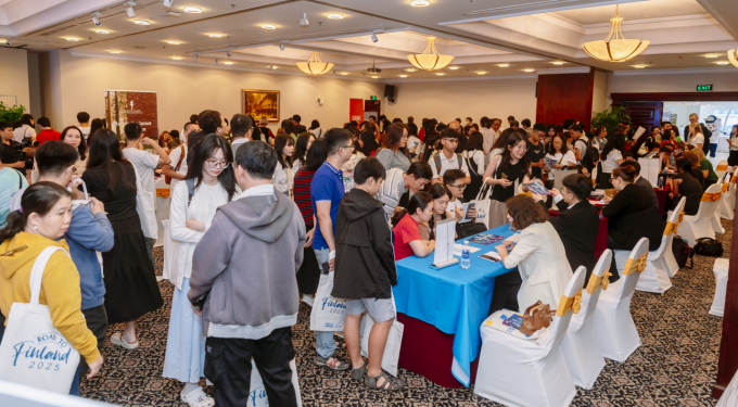 Đại diện trường tư vấn thông tin tuyển sinh, chính sách học bổng và học phí của trường cho học sinh, sinh viên tham gia. Ảnh: Trawise