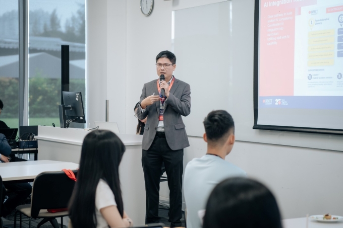 Tiến sĩ Kevin Nguyễn, Chủ nhiệm các chương trình và môn học trực tuyến tại khoa Kinh doanh, RMIT Việt Nam, trình bày chiến lược năm trụ cột và lộ trình tích hợp AI của nhà trường. Ảnh: RMIT