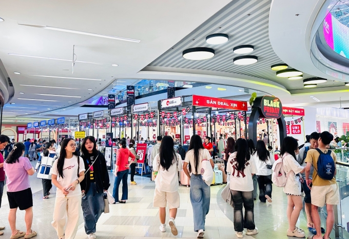 Tầng trệt của Vạn Hạnh Mall trở thành điểm nóng săn sale. Ảnh: Vạn Hạnh Mall