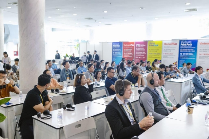 Khách tham gia các phiên hội thảo tại VietnamWood 2023. Ảnh: VietnamWood 2023