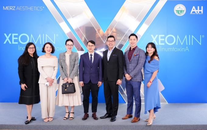 Đại diện Merz Aesthetics, Aesthetic and Health, bác sĩ CKII Nguyễn Vũ Hoàng và bác sĩ CKI Tô Lan Phương (thứ ba từ trái sang) chụp hình tại sự kiện. Ảnh: AH