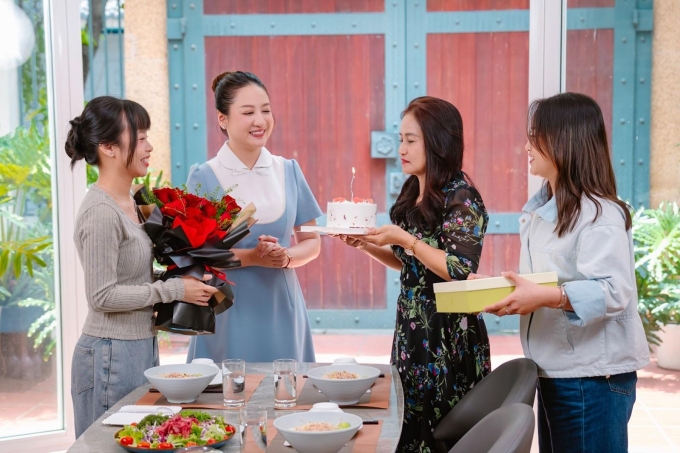 Huyền My (ngoài cùng bên trái) xuất hiện cùng mẹ trong chương trình. Ảnh: Kewpie Việt Nam