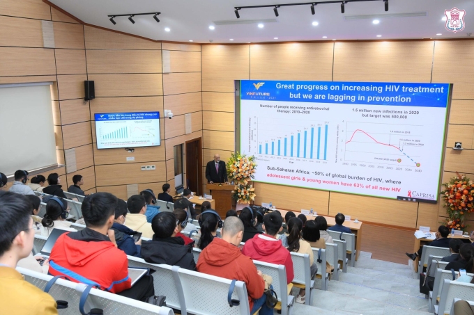 Buổi chia sẻ của GS. Salim S. Abdool Karim - chủ nhân Giải Đặc biệt VinFuture 2021 tại trường Đại học Y Hà Nội năm 2023. Ảnh: VFP