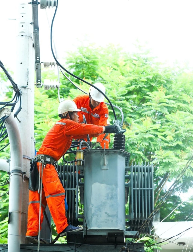 Đơn vị tăng cường kiểm tra, khắc phục các khiếm khuyết trên lưới điện trước mùa mưa bão. Ảnh: EVNSPC