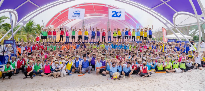 Các nhân viên tham gia team building do công ty tổ chức. Ảnh: BMB Steel