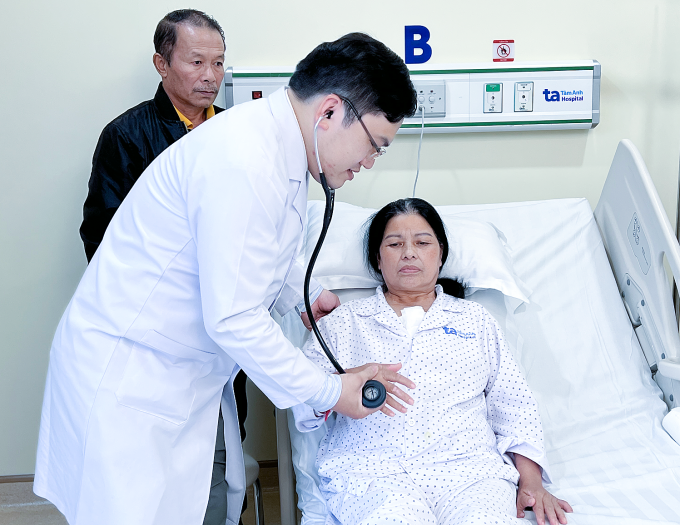 Bác sĩ Phúc khám cho bệnh nhân trước lúc xuất viện. Ảnh: Minh Huyền