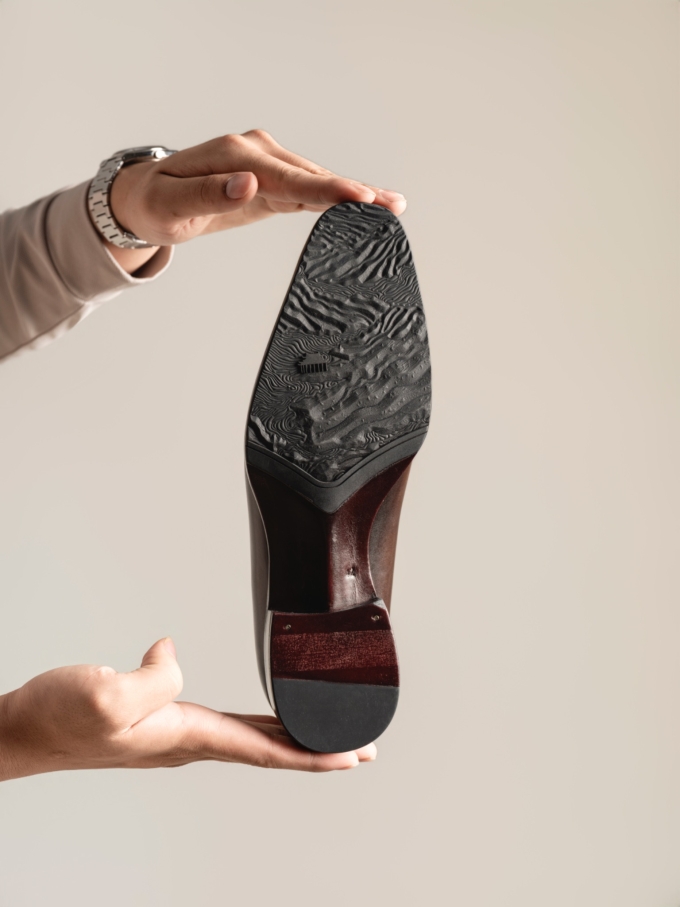 Phần đế giày mang dáng dấp bức tranh dãy Trường Sơn. Ảnh: Aristino