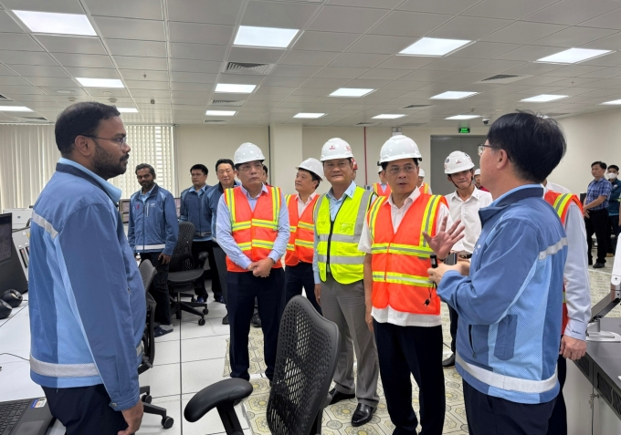 Phó Thủ tướng Bùi Thanh Sơn khảo sát công trường dự án. Ảnh : Petrotime