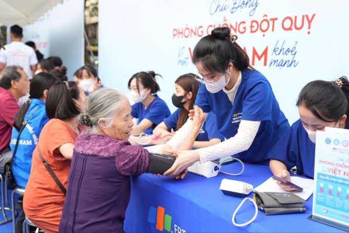 Đội ngũ Long Châu hỗ trợ người dân dự phòng bệnh đột quỵ. Ảnh: LC