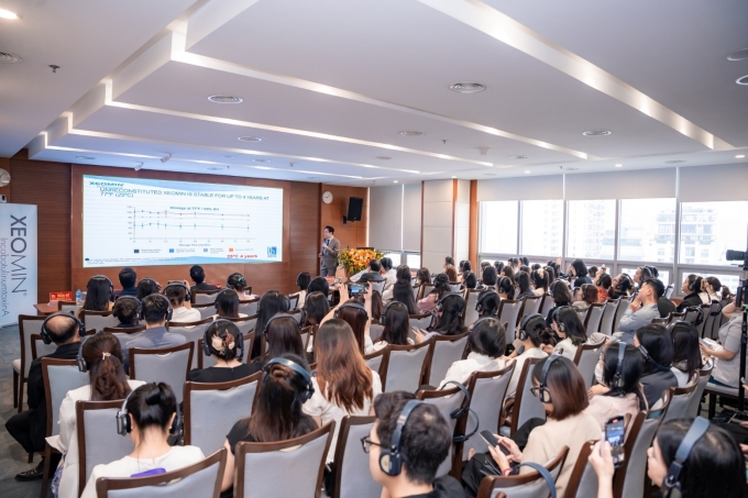 PGS.BS Vasanop Vachiramon trình bày báo cáo. Ảnh: AH