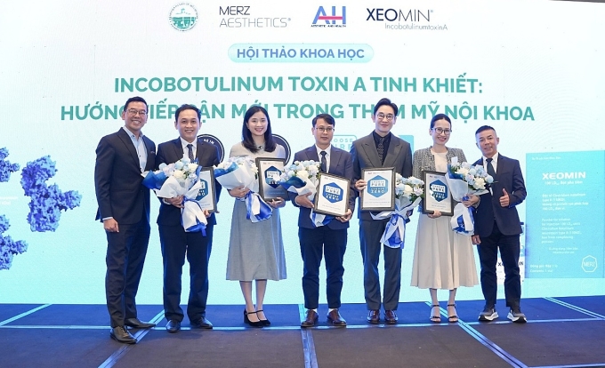 Phía Merz Aesthetics, Aesthetic and Health trao hoa, kỷ niệm chương cho chủ tọa lẫn báo cáo viên. Ảnh: AH