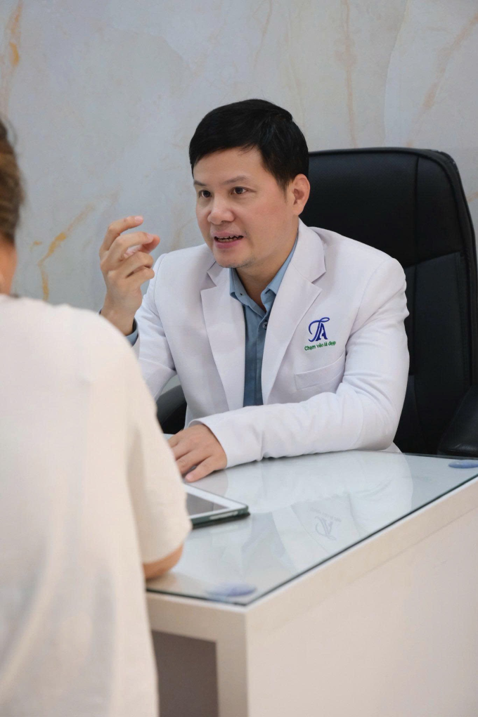 Bác sĩ Tuấn Anh thăm khám và tư vấn cho khách hàng. Ảnh: NVCC