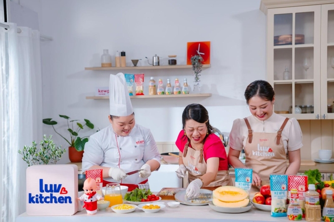 Chị Xuân Đào (Đứng ở trung tâm) hào hứng cùng đầu bếp Kewpie thực hiện những món ăn ngon cho cháu. Ảnh Kewpie