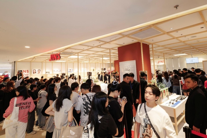 Buổi khai trương thu hút đông đảo người dân đến trải nghiệm. Ảnh: Jins