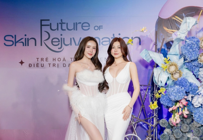 Ca sĩ Thiều Bảo Trâm (trái) và Chủ tịch Lê Thị Xuân chụp ảnh kỷ niệm. Ảnh: Shynh House