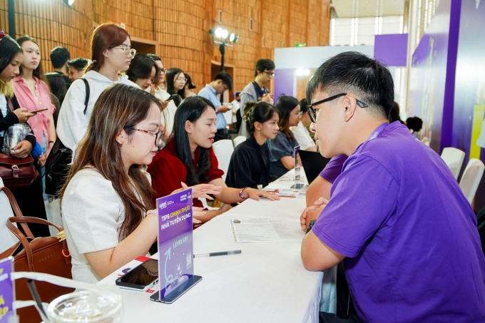 Sinh viên gặp gỡ chuyên gia Navigos Group. Ảnh: Navigos Group
