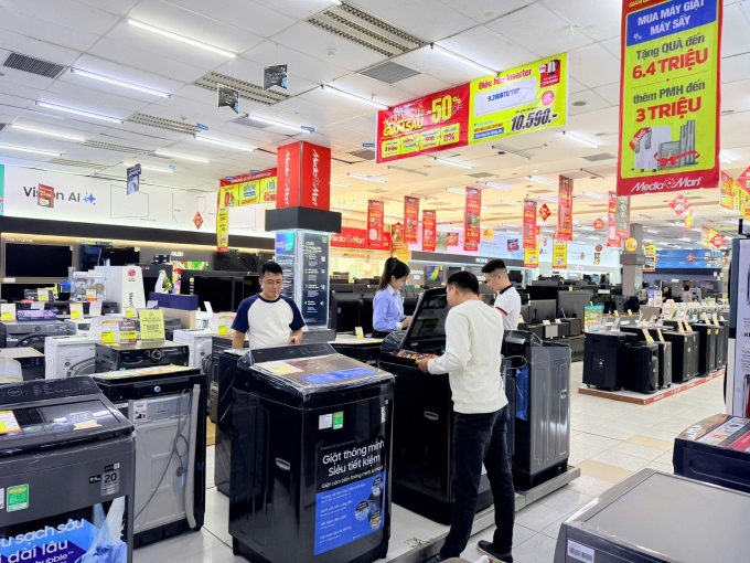 Người tiêu dùng có cơ hội sở hữu TV, máy giặt, tủ lạnh... với giá ưu đãi. Ảnh: MediaMart