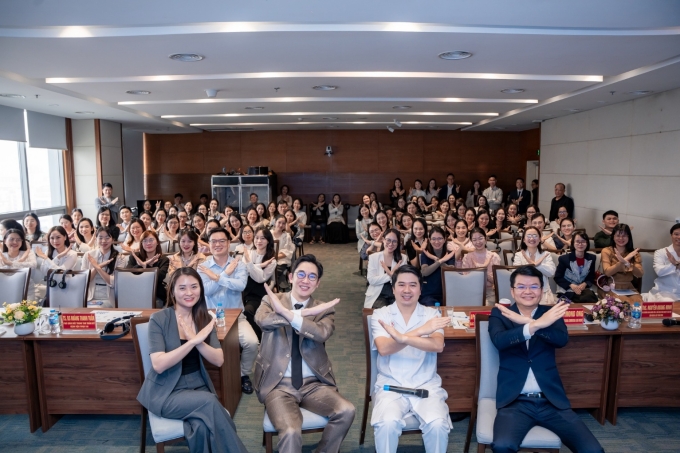 Các chủ tọa, báo cáo viên, khách mời chụp lưu niệm. Ảnh: AH