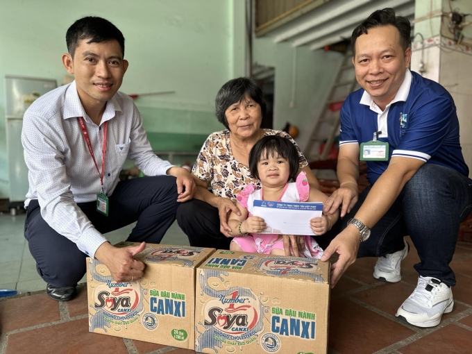 Đại diện Tân Hiệp Phát trao quà cho gia đình các em nhỏ mồ côi do Covid-19.  Ảnh: NVCC