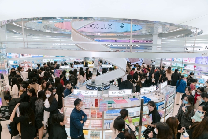 Khách hàng trải nghiệm mua sắm tại không gian năng động, hiện đại Flagship Cocolux. Ảnh: Cocolux