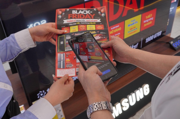 Khách hàng dễ dàng kiểm tra giá của các sản phẩm bằng cách quét mã QR. Ảnh: MediaMart
